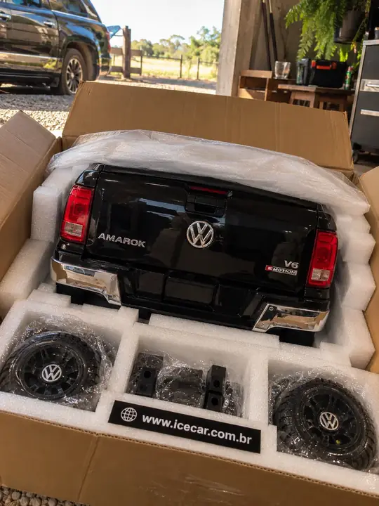 Cliente abrindo a caixa de papelão com o ClubCasa da Amarok