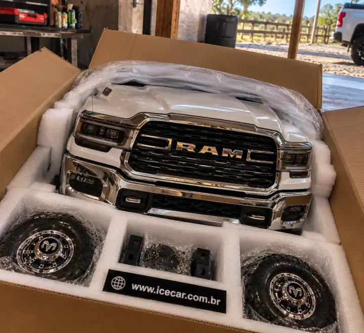 Réplica da RAM 2500 na bancada da oficina ao lado do ClubCasa desembalado