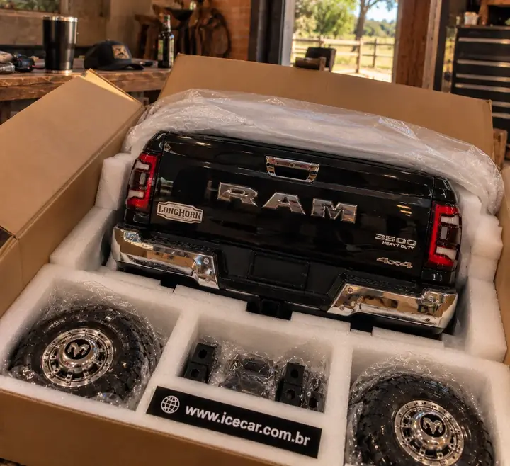 Miniatura da RAM 3500 ao lado do ClubCasa recém-desembalado
