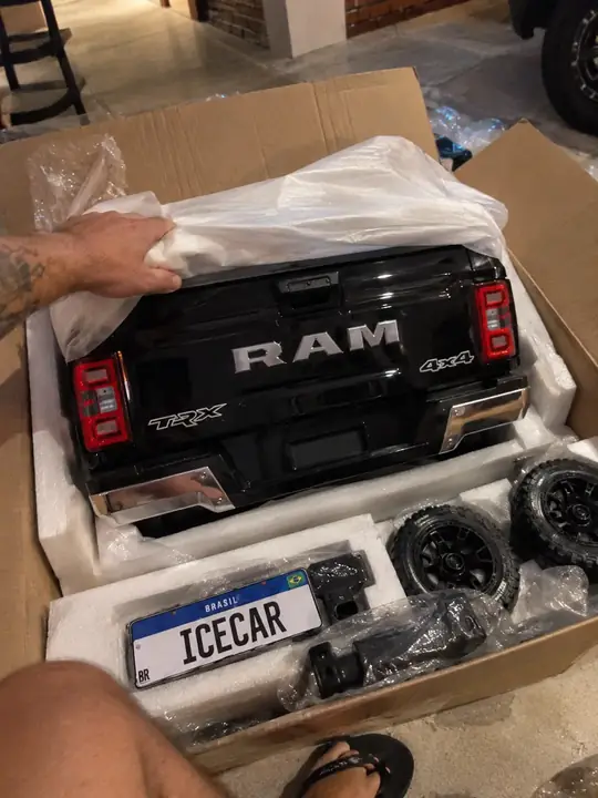 Miniatura da RAM sendo retirada da caixa junto com o ClubCasa